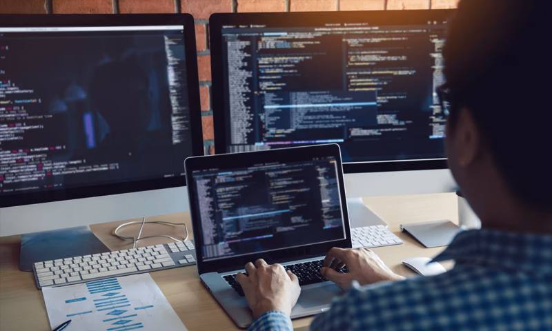 数据科学选型:R与Python如何赋能友好区网站建设?